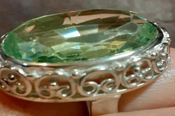 srebrny pierścionek z zielonym oczkiem