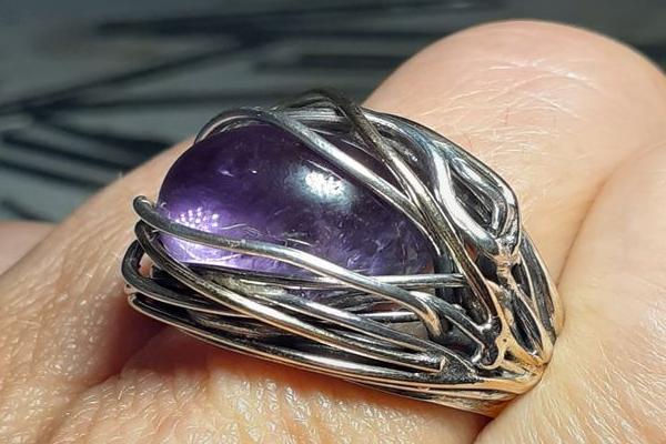srebrny pierścionek z fioletowym oczkiem